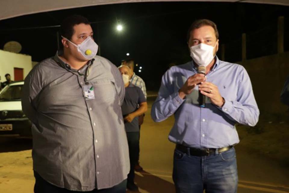 Em solenidade rápida e informal, prefeito Hildon Chaves inaugura iluminação pública da rua Goianésia