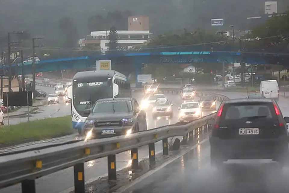 Frente fria deve causar temporais e rajadas de vento em SC