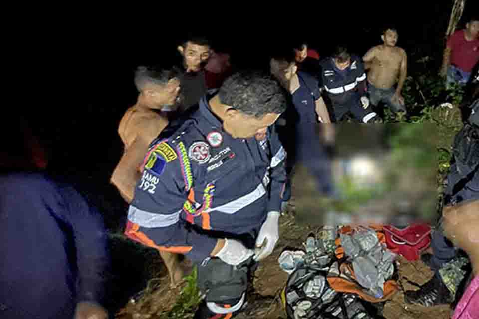 Carro com família é arrastado por correnteza e criança morre afogada