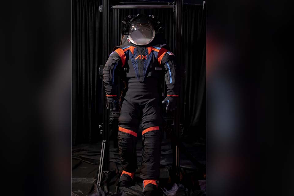 Nasa revela traje espacial que astronautas usarão em viagem de volta à Lua
