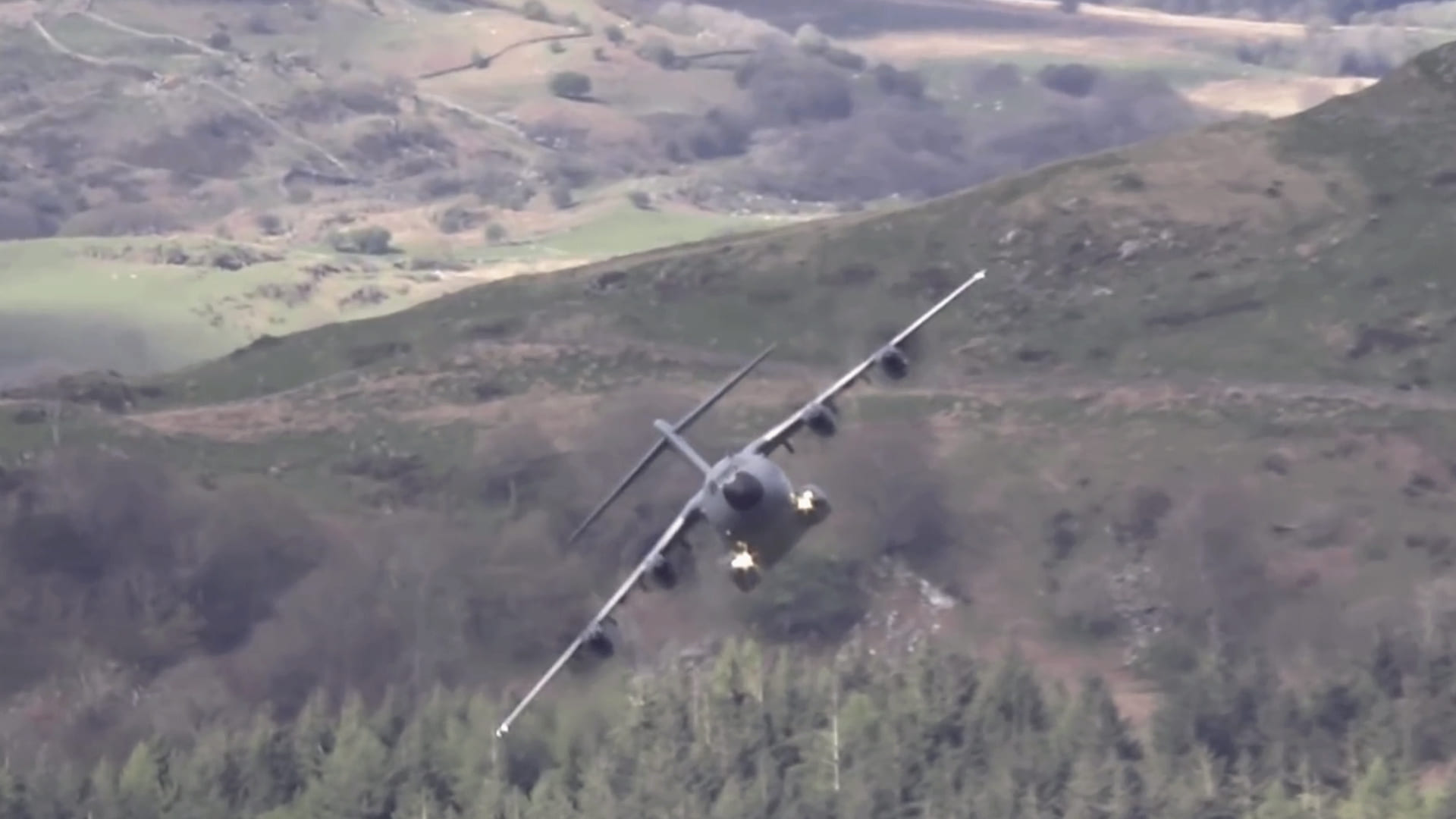 Avião militar faz manobra impressionante 