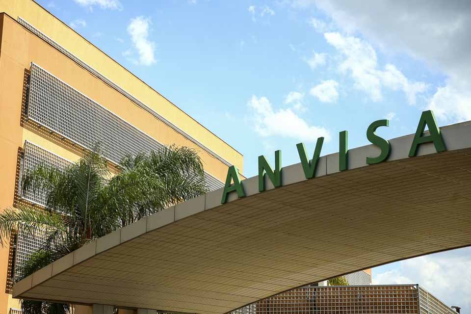 Anvisa autoriza uso emergencial de coquetel contra a covid-19