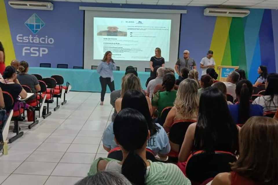 Professores e Estagiários da Rede Municipal de Ensino participam de oficina de formação em Libra
