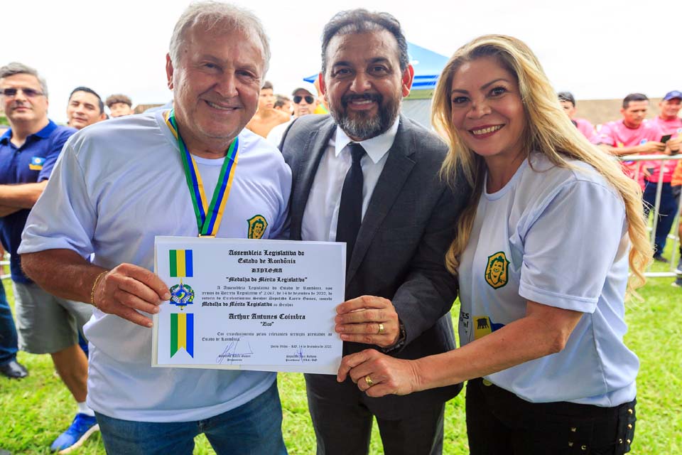 Deputado Laerte Gomes entrega Medalha do Mérito Legislativo ao ex-jogador Zico