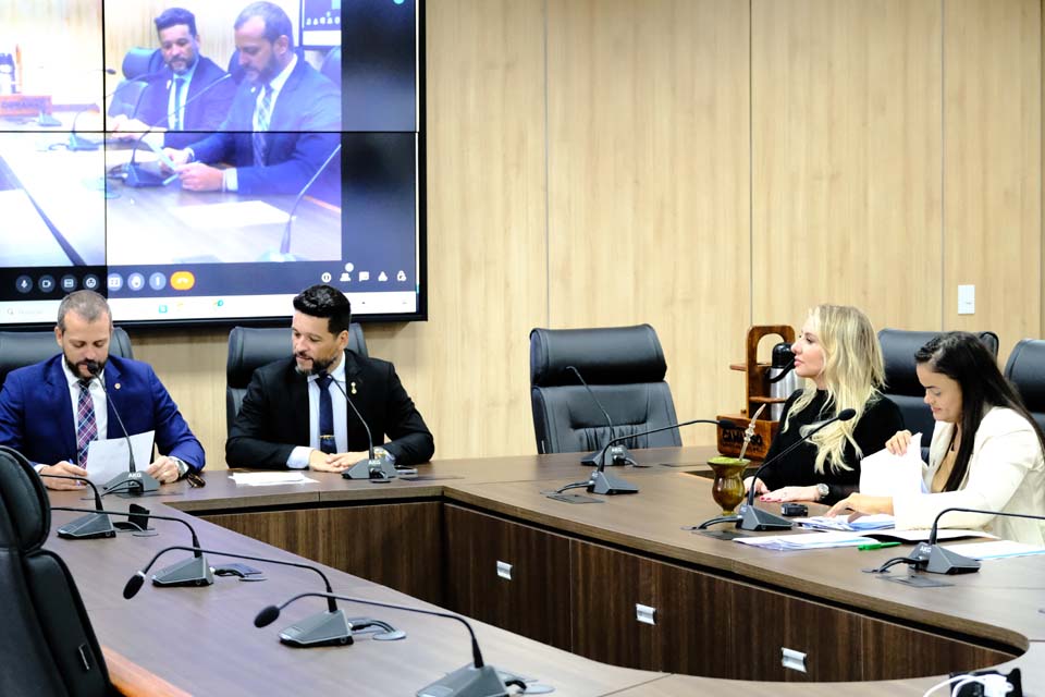 Trabalhos são retomados na Comissão de Defesa do Consumidor; primeira reunião após o acidente do deputado Lucas