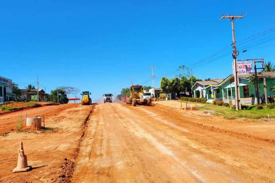 Obras no perímetro urbano da RO-420 no distrito Jacinópolis são intensificadas para receber asfalto novo