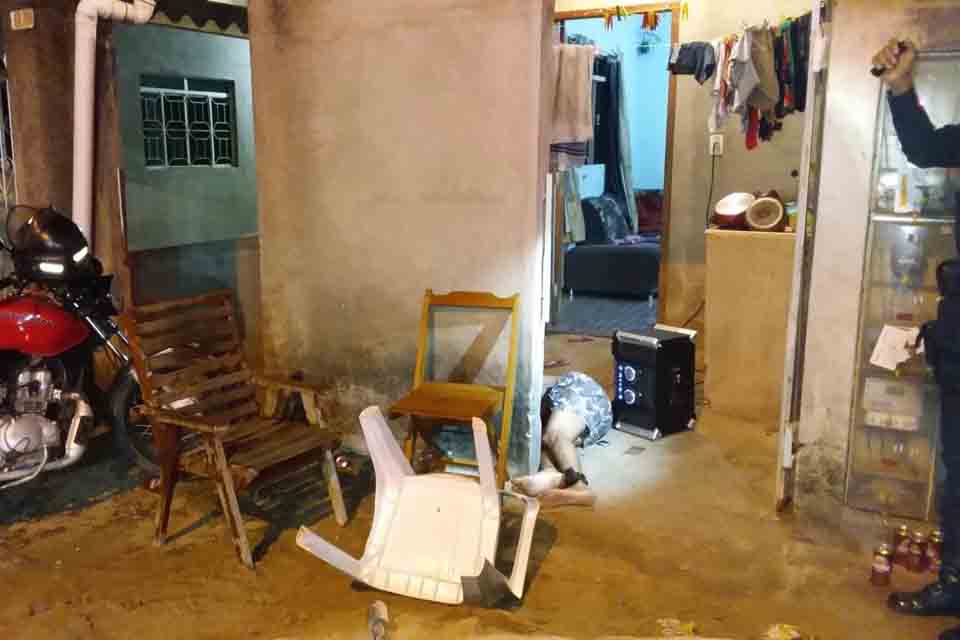  Homem é executado com vários tiros de pistola na porta de sua residência