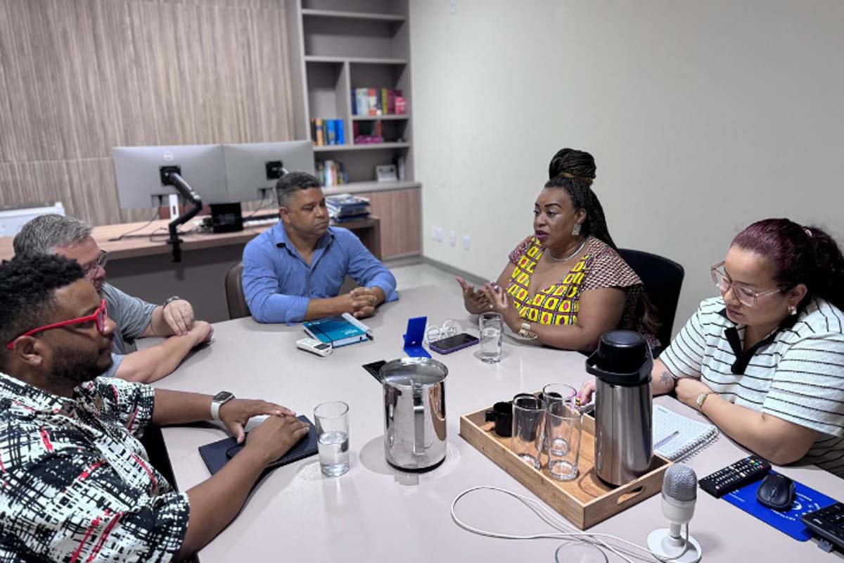 SINJUR recebe representante do Movimento Negro Unificado para diálogo sobre políticas antirracistas