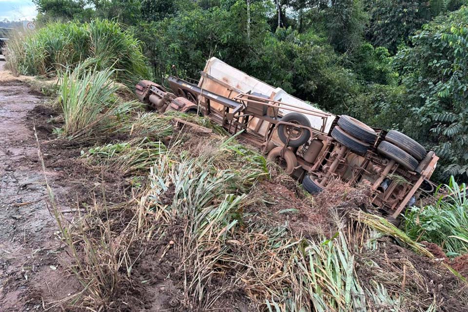 Carreta cai em ribanceira próximo do posto da PRF em Jaru