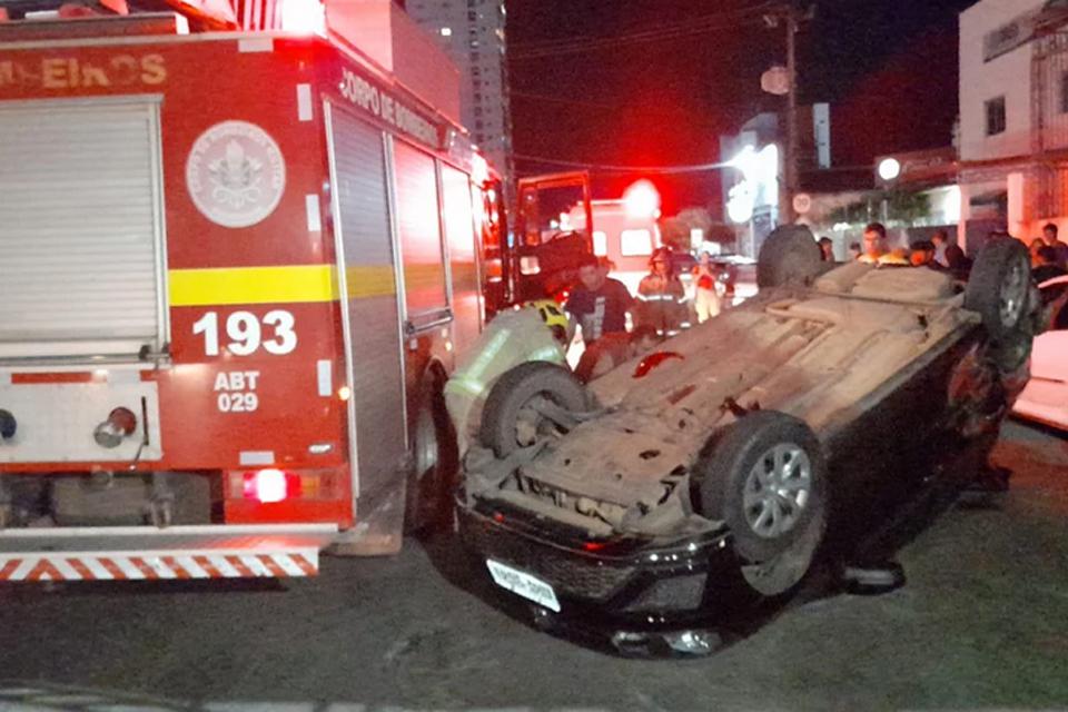 Motorista de aplicativo e passageira ficam feridos em acidente com capotamento