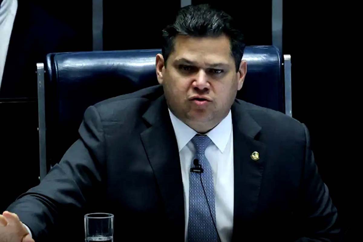 Alcolumbre fatia votação do PL da Dosimetria; governo denuncia manobra