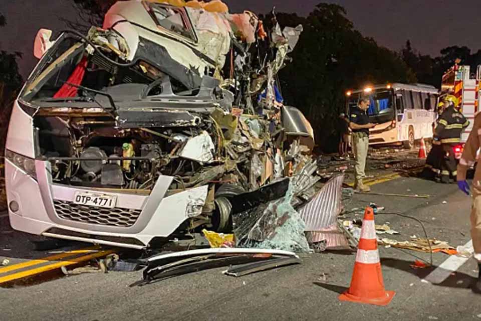 Colisão envolvendo ônibus de universitários deixa cinco mortos em GO