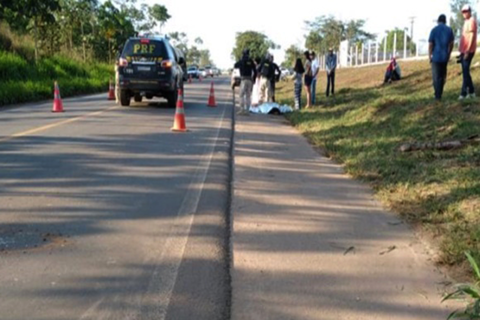 Mulher morre atropelada próximo ao posto da PRF na BR-364