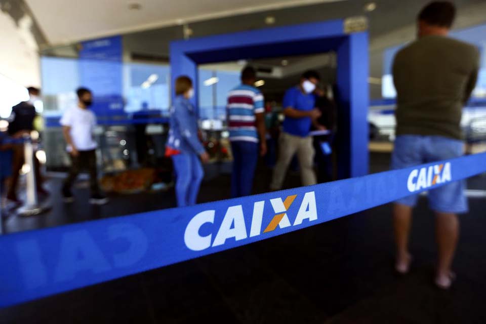 Caixa paga auxílio emergencial para beneficiários do Bolsa Família