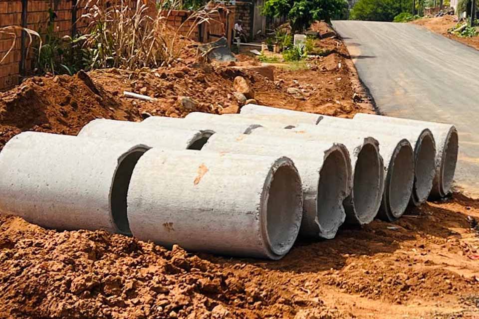 Prefeitura de Jaru constrói rede de drenagem na Marechal Rondon, no Setor 07