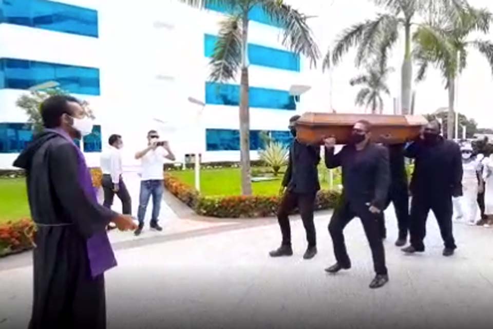 Em meio ao crescimento dos casos de Coronavírus, servidores da Saúde dançam ao som do ‘‘Meme do Caixão’’ para derrubar Fernando Máximo