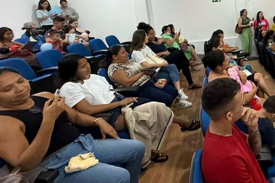 Ex-beneficiária destaca importância do programa Mamãe Cheguei ao acompanhar entrega do kit para o futuro neto