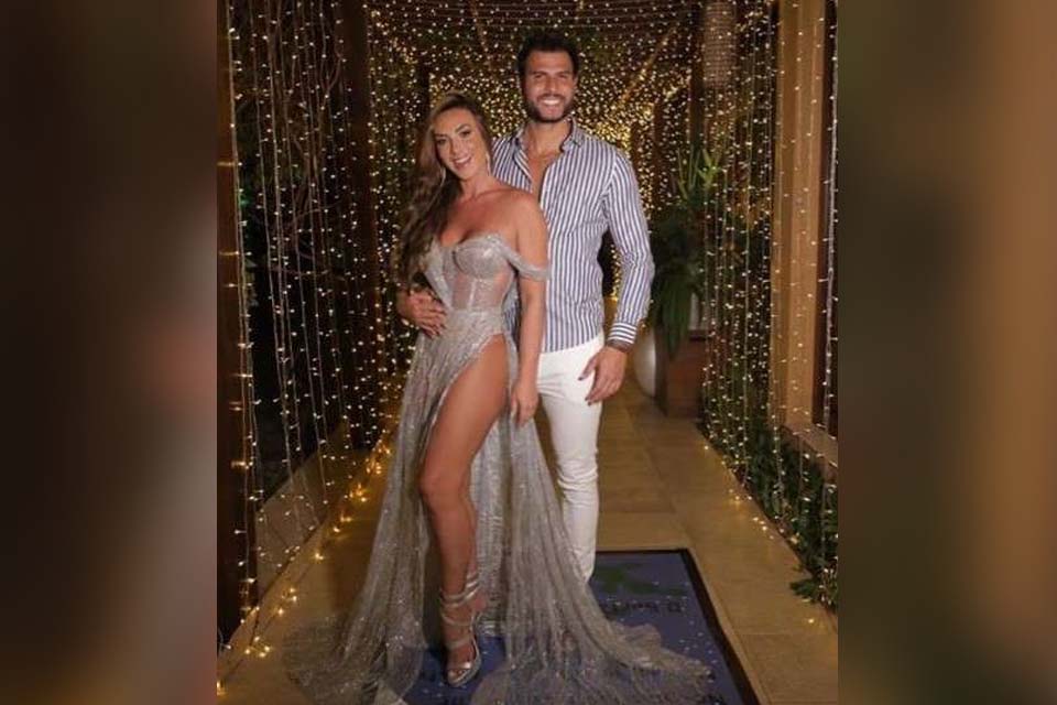 Um dia após 'dar tempo' no casamento, Nicole Bahls volta com o marido