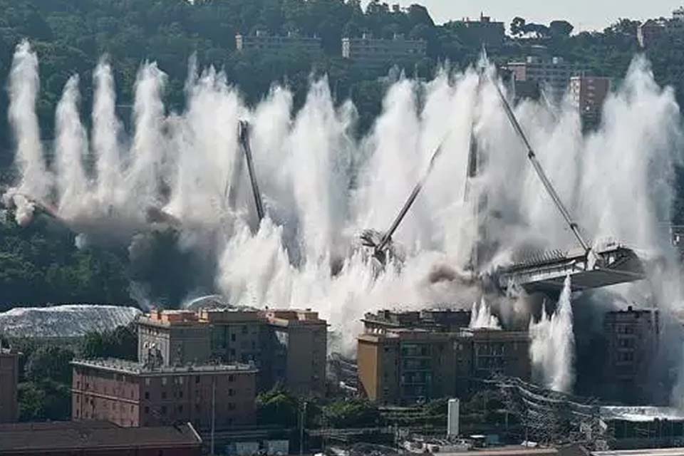 Vídeo mostra implosão de ponte na Itália; Assista