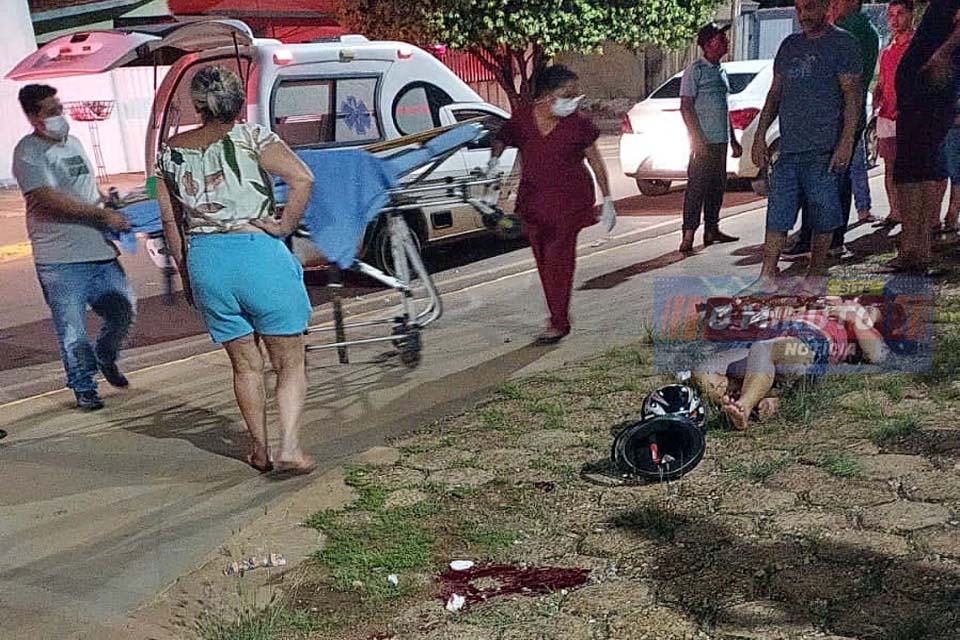 Motociclista morre e mulher fratura a perna em colisão com caminhonete