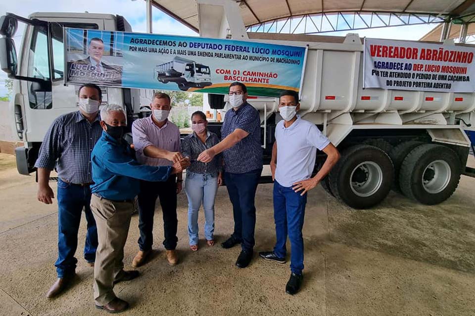 Deputado Federal Lúcio Mosquini visita Machadinho e entrega Caminhão para agricultura