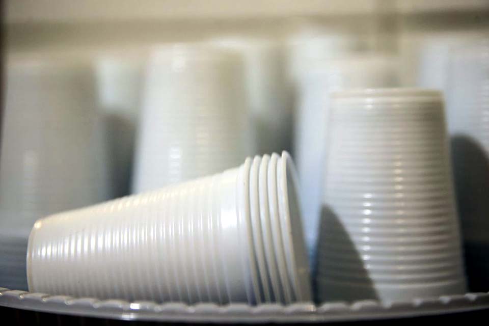 Lei proíbe copos e talheres de plástico na capital paulista