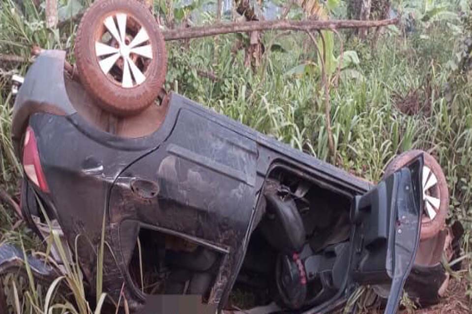 Carro capota várias vezes e passageiro morre na Estrada da Penal 