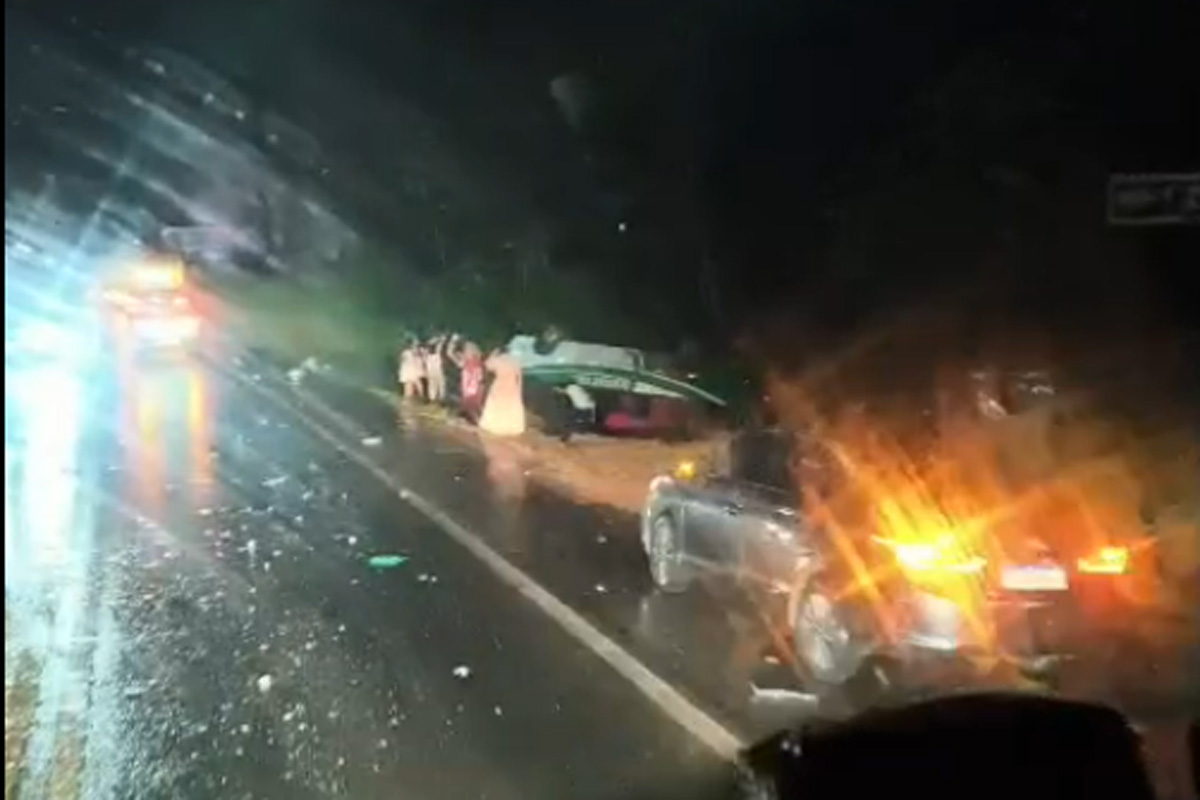 Acidente na BR 364 deixa ônibus tombado e motociclista morto