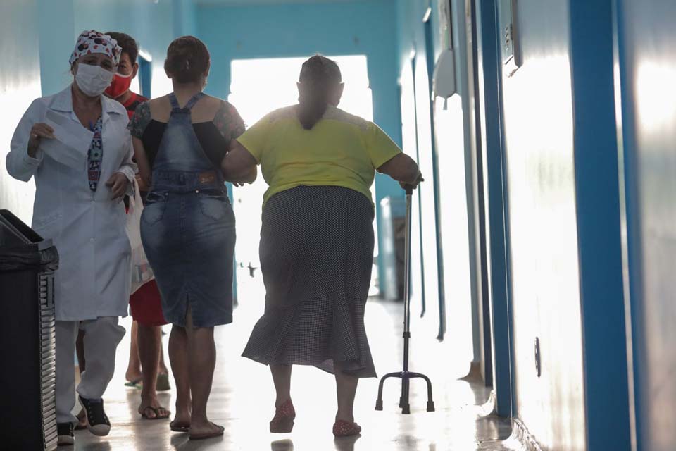 Idosos precisam redobrar a atenção para evitar quedas durante o período chuvoso