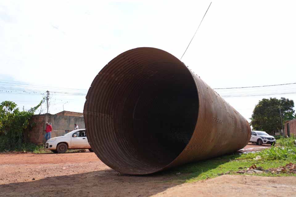 Prefeitura de Porto Velho instala “tubão” de dois metros para evitar alagamentos no Três Marias