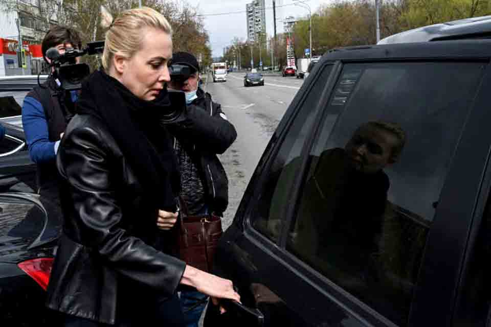 Esposa de Navalny denuncia covardia do governo russo antes de novo julgamento