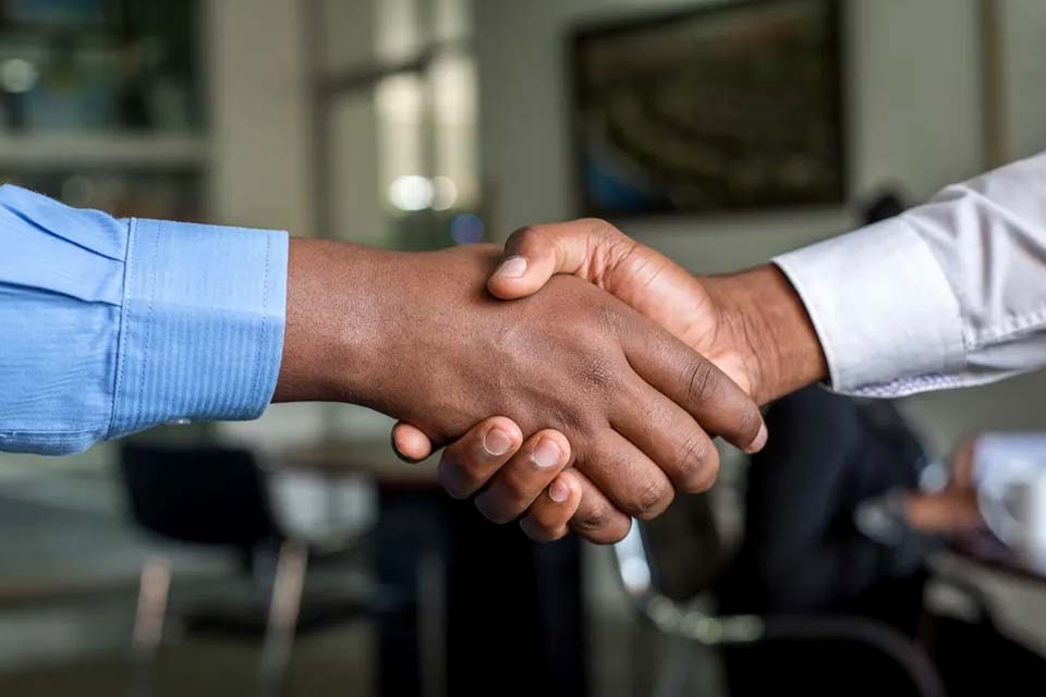 Menos de 1% dos ocupados no país recebem mais de 20 salários mínimos