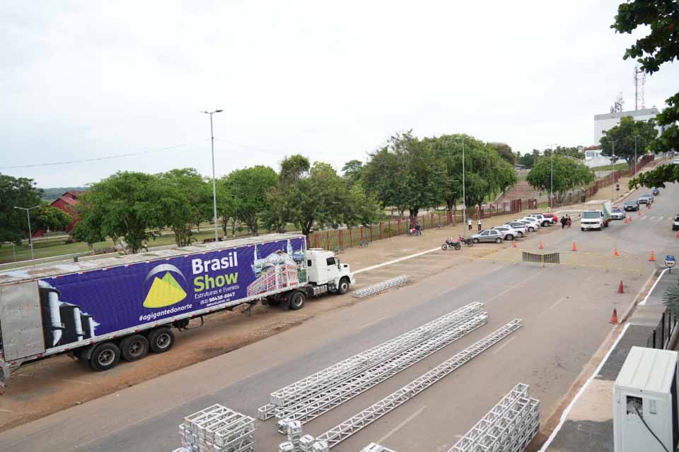 Estruturas começam a ser instaladas para a grande festa de aniversário de Porto Velho