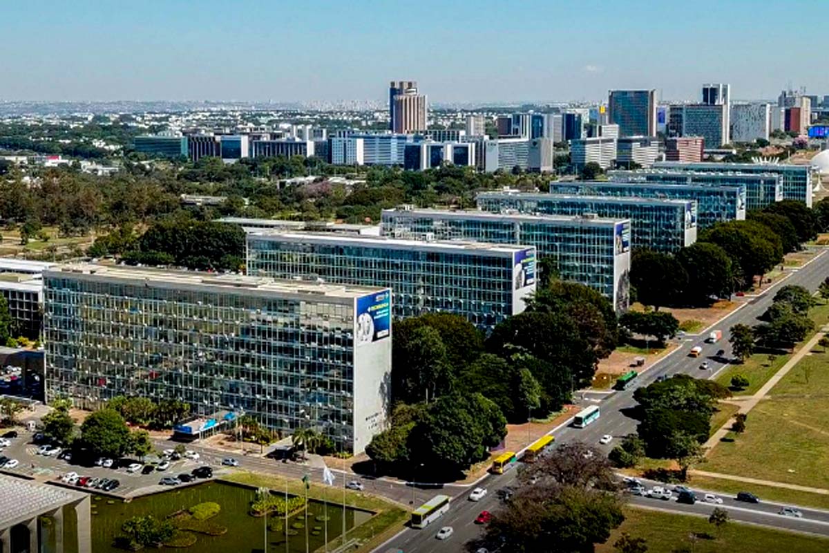 Lei reestrutura carreiras no Executivo e cria mais de 24 mil cargos