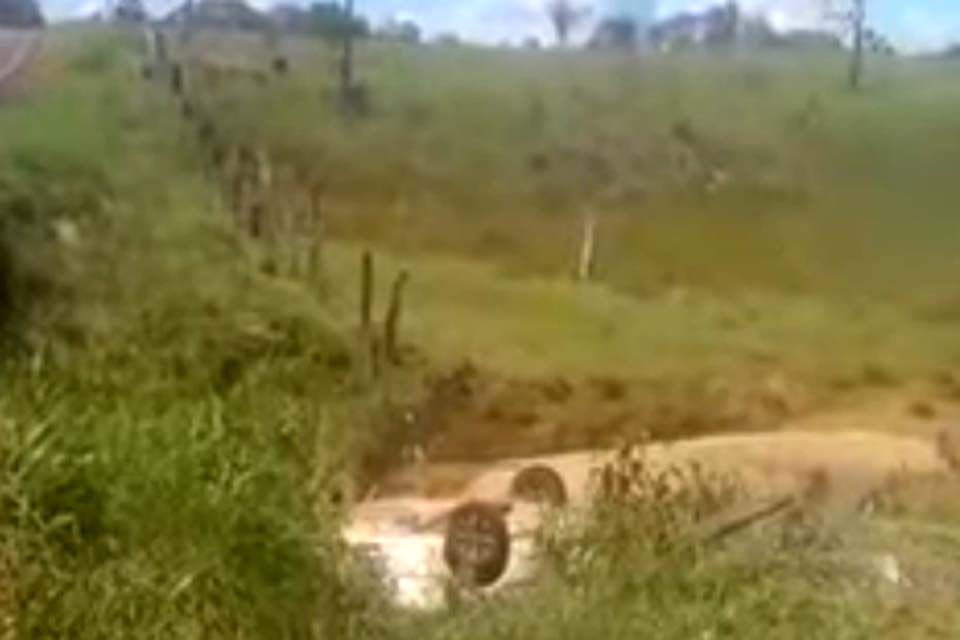 Motorista sai fora de pista e capota carro as margens da RO 463
