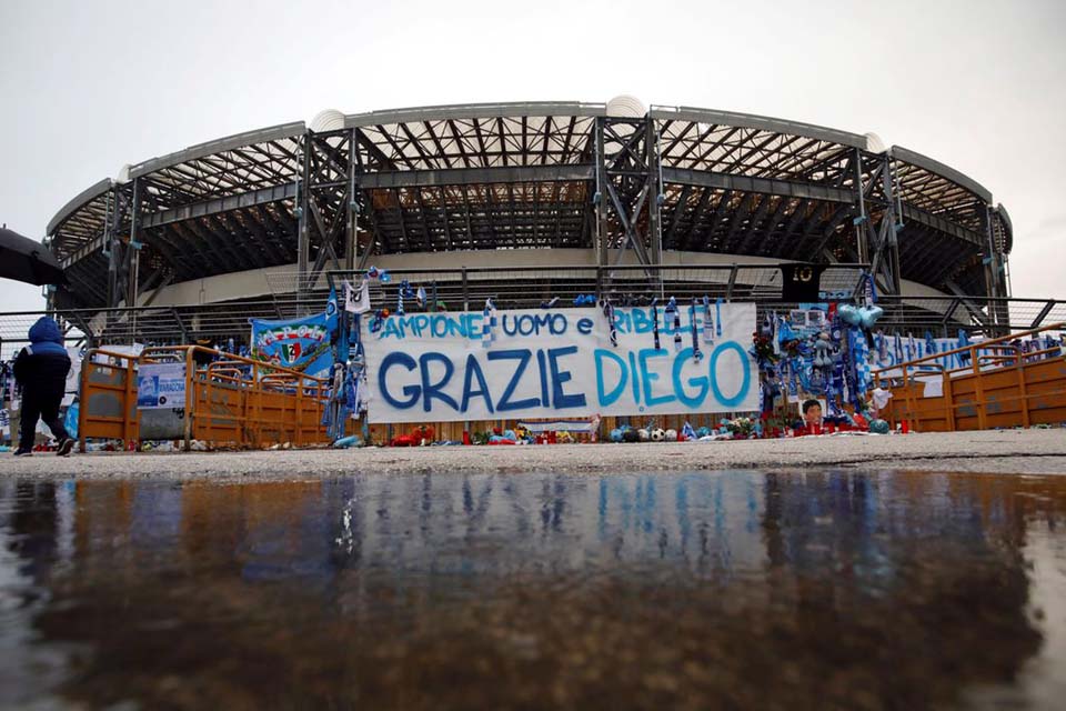 Estádio San Paolo do Napoli é rebatizado em homenagem a Maradona
