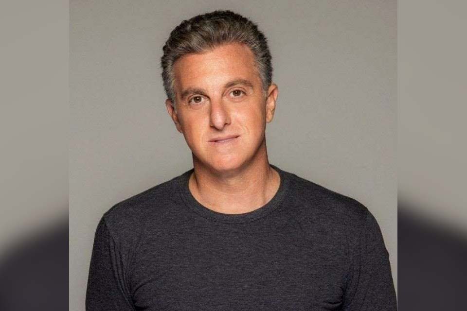 Luciano Huck vira alvo de críticas ao posar em iate de 30 milhões de reais e fala sobre vida amorosa