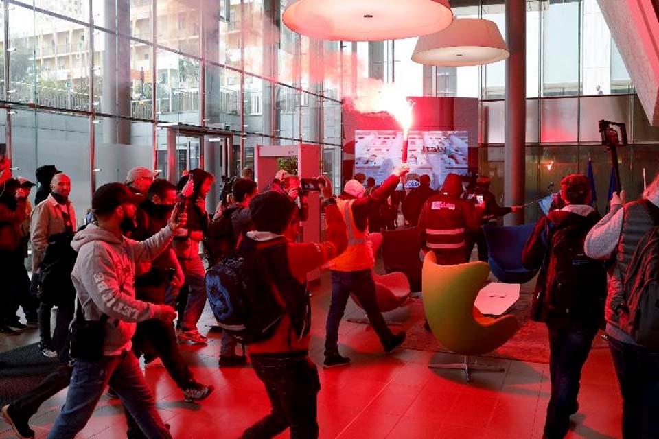Manifestantes invadem prédio da Euronext, símbolo do mercado financeiro em Paris