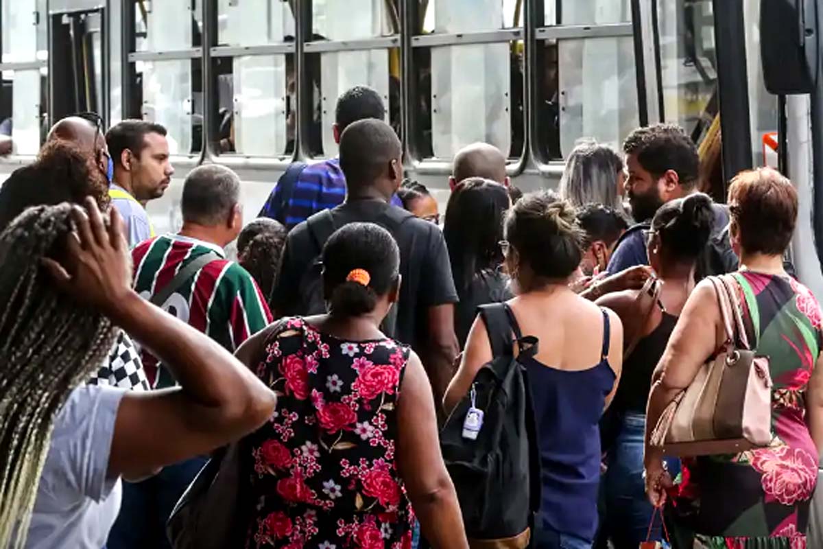 Desemprego mais longo cai 21,7% e é o menor já registrado pelo IBGE