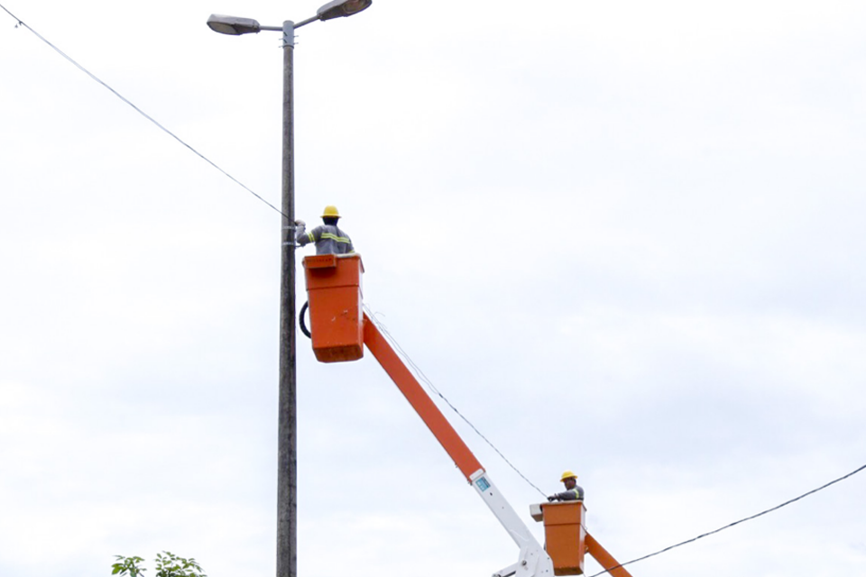 Prefeitura amplia rede elétrica para deixar bairros mais iluminados