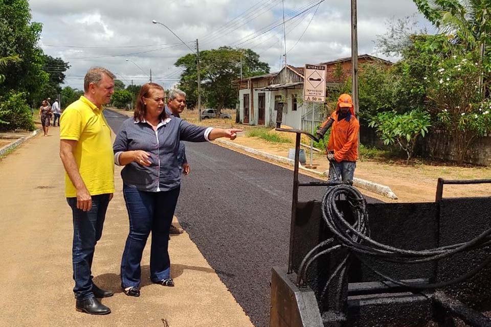 Em Pimenteiras do Oeste, Luizinho Goebel e prefeita Valéria acompanham obras de microrrevestimento asfáltico 
