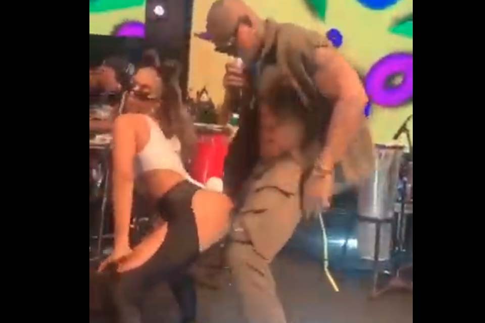 VÍDEO - De fio dental, Anitta sensualiza com Léo Santana no palco
