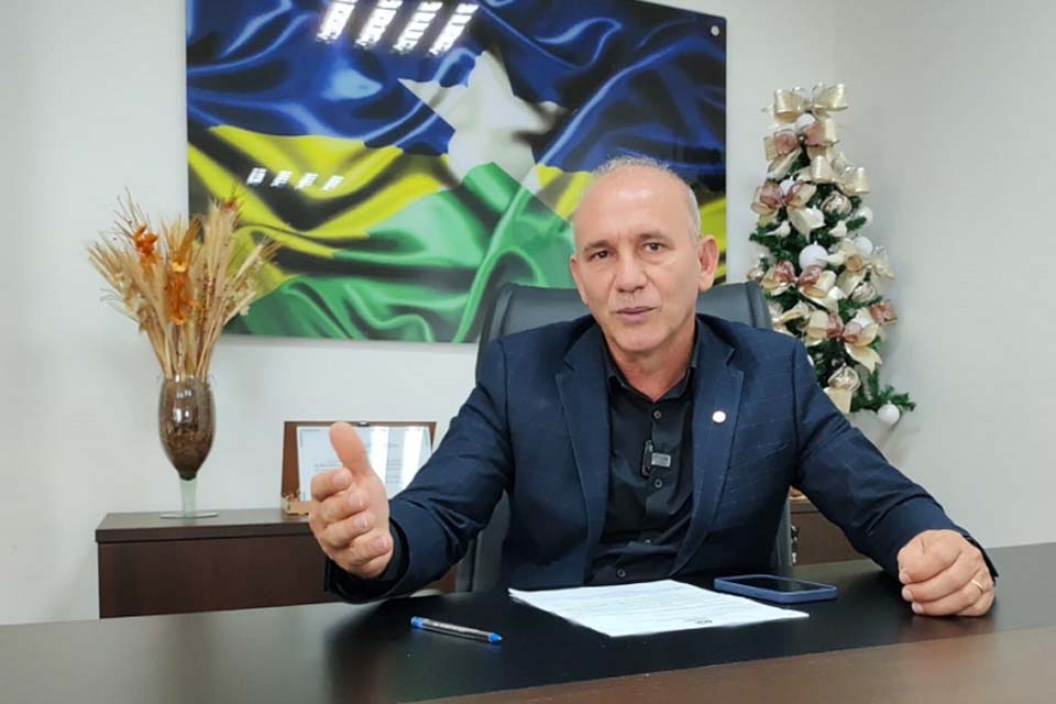 Escola Silva Jardim, em Alto Alegre dos Parecis, recebe equipamentos e playgrounds por meio do mandato do deputado Ezequiel Neiva