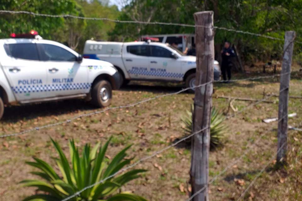 Bandidos invadem residência na zona rural roubam objetos e caminhonete Hilux