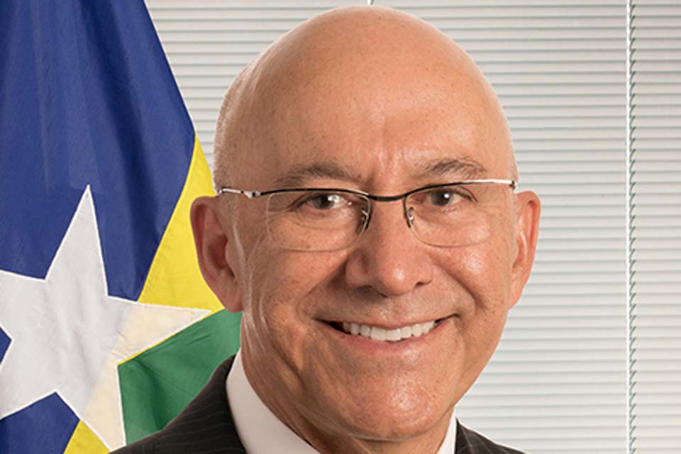 Senador de Rondônia lança mais uma de suas críticas subjetivas em 'O admirável mundo dos espertos'