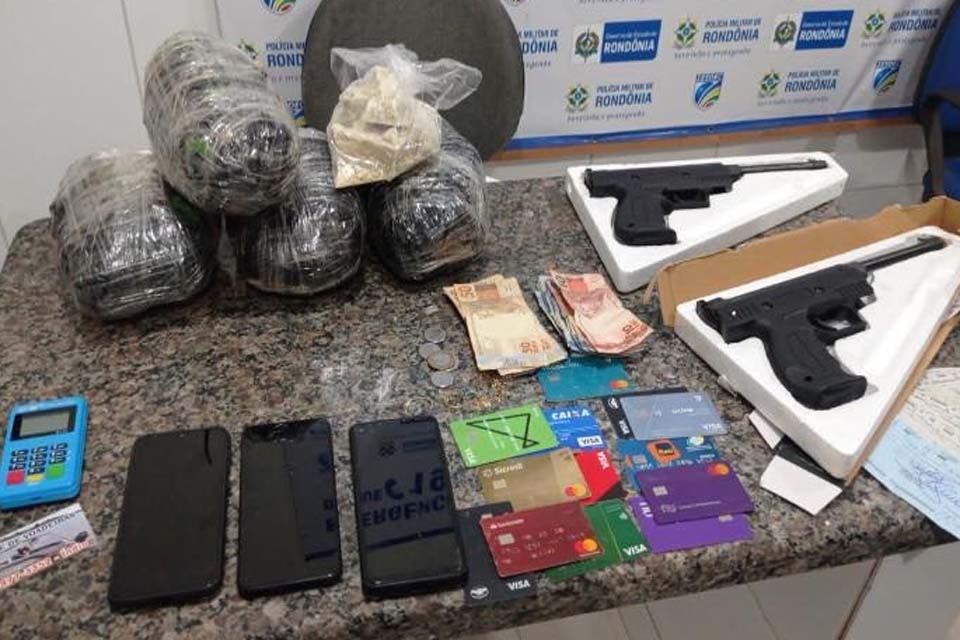 PM prende casal com grande quantidade de droga, cheques e dinheiro em Cacoal