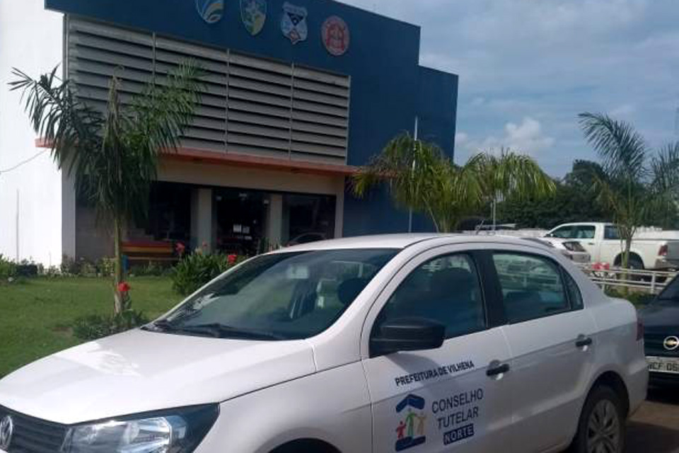 PM encontra arsenal de armas e adolescentes bêbadas dançando funk “proibidão”