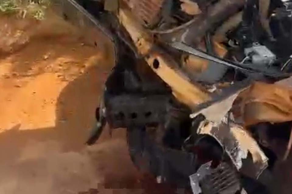 Acidente envolvendo caminhonete e moto tira a vida de pai e filho na RO 205