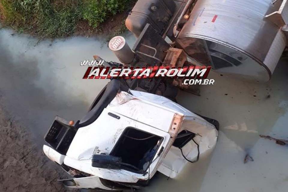 Um morto e dois feridos após caminhão leiteiro colide em cabeceira de ponte