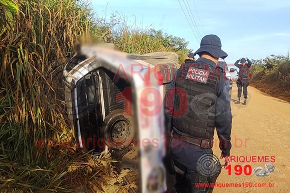 Bandidos tombam veículo após roubo a residência em Ariquemes